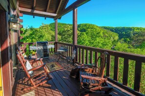 Property grounds - Cozy 3BR cabin with hot tub and pool table! Excellent outdoor seating & sleeps 8 (Sevierville)