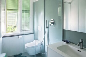 Shower, hair dryer, bidet, towels - Luxury Seaview apartment in restored villa just minutes from the sea (Lavagna)