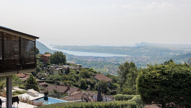 Zona residencial con vista a un lago y montañas lejanas.