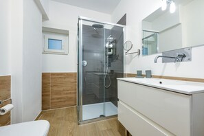 Regadera, secadora de cabello, toallas 