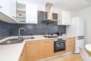 Fridge, oven, stovetop, dishwasher