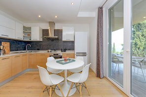 Fridge, oven, dishwasher, coffee/tea maker