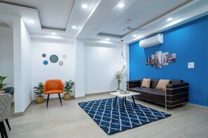 아파트 | 거실 공간 | 위성 채널 시청이 가능한 43인치 LCD TV