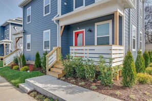 Exterior detail - 8 bedrooms! Great location! Brand new! Sleeps 24! (Nashville)