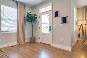 Interior - 8 bedrooms! Great location! Brand new! Sleeps 24! (Nashville)