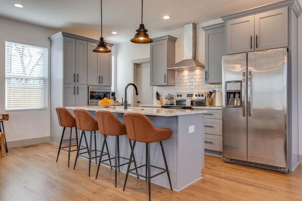 Refrigerador, microondas, horno, placa de cocina