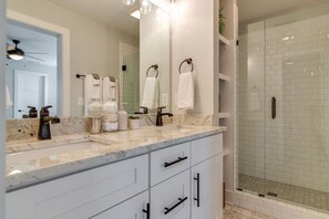 Shower, hair dryer, towels - Rooftop Fire Pit ~ 2 mil to Brdwy ~ Sleeps 11 (Nashville)