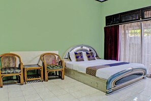 Desk, bed sheets - Hotel O Badar Guest House Syariah (Bandar Lampung)