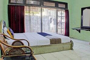 Economy Double Room | Desk, bed sheets