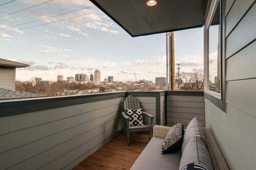 Balcony With Views ~ 2 mi to Broadway ~ Sleeps 7!