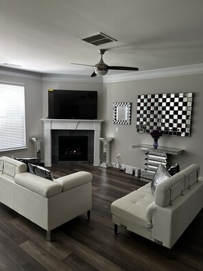 Living area - Beautiful cozy home in a nice quiet subdivision! Surrounded with much more. (Stockbridge)