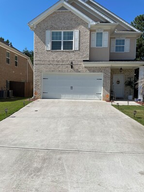 Property grounds - Beautiful cozy home in a nice quiet subdivision! Surrounded with much more. (Stockbridge)
