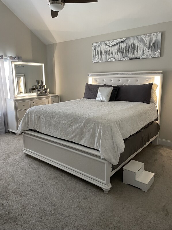 4 bedrooms, iron/ironing board, WiFi, bed sheets