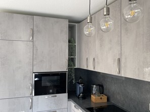 Fridge, oven, stovetop, dishwasher - Modern and bright mini house in Peine (Peine)