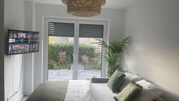 1 habitación, escritorio, tabla de planchar con plancha y wifi