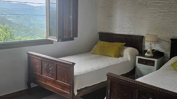 4 chambres, bureau, fer et planche à repasser, draps fournis