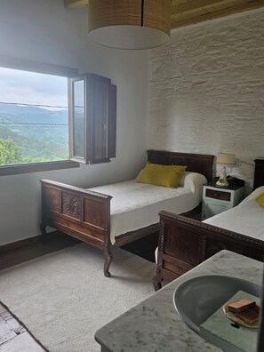 4 bedrooms, desk, iron/ironing board, bed sheets