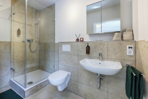 Dusche, Haartrockner, Handtücher, Seife