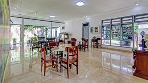 Lobby sitting area - OYO Life 92686 Lanaya Guesthouse Syariah (Salatiga)