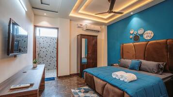 2 kamar tidur, meja kerja, dan ruang kerja ramah laptop