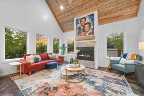 Smart TV, lareira, pebolim, livros