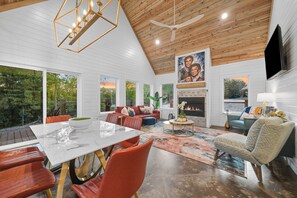 Smart TV, lareira, pebolim, livros