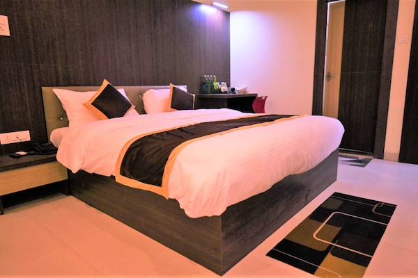 Maharaja Suite Room | Desk, WiFi (free), bed sheets