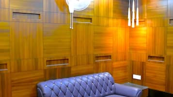 Coin salon dans le hall
