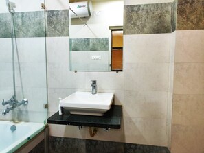 Habitació destacada | Bany | Banyera i dutxa independents i articles de tocador gratuïts 