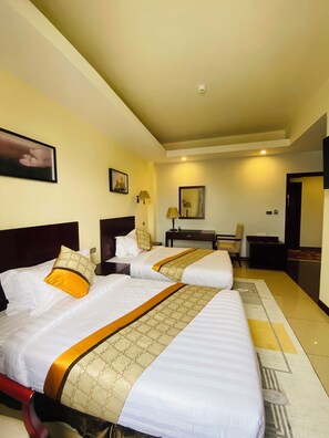 Caja de seguridad en la habitación y escritorio 