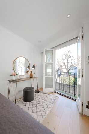 2 bedrooms, premium bedding, desk, soundproofing - Kensington Oasis Central London 2BR Private House - Near Harrods, Kensington Palace, and other London attractions (London)