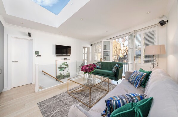 Flat-screen TV - Kensington Oasis Central London 2BR Private House - Near Harrods, Kensington Palace, and other London attractions (London)