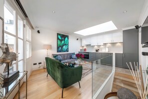 Flat-screen TV - Kensington Oasis Central London 2BR Private House - Near Harrods, Kensington Palace, and other London attractions (London)