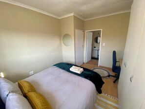 2 bedrooms, desk, iron/ironing board, WiFi