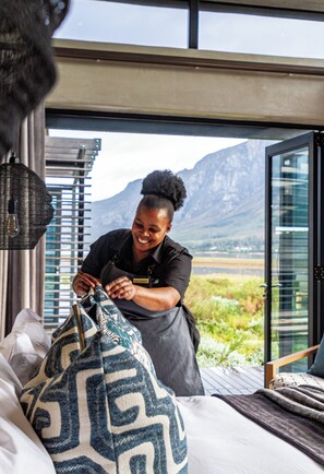 5 bedrooms, iron/ironing board, WiFi, bed sheets