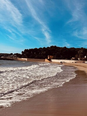 Chaises longues, serviettes de plage