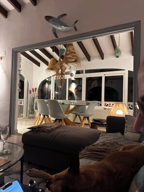 Een smart-tv en een stereo