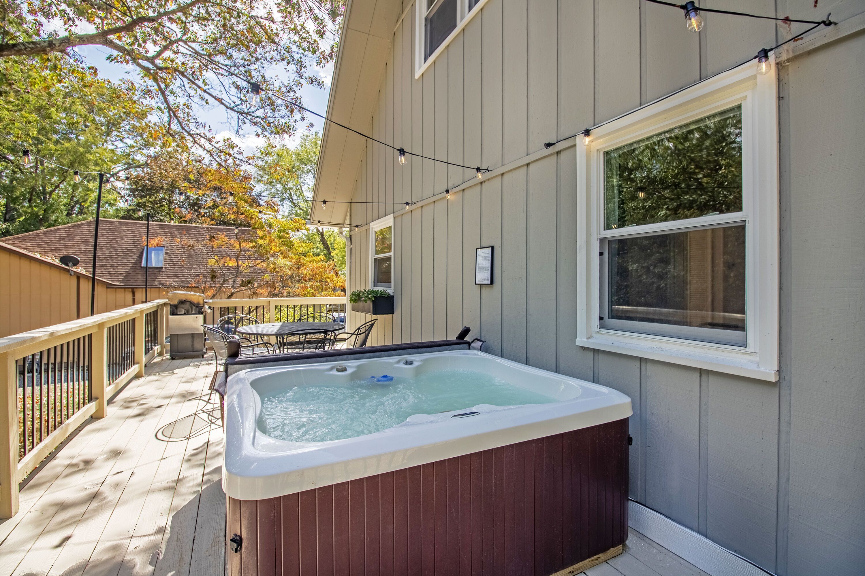 Hot Tub, Pet Friendly, Free Rec passes!