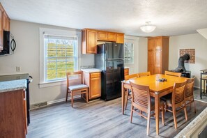 Dining - JMU, Dog Friendly, Rec passes, Hiking! (Keezletown)