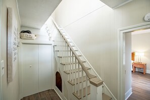 Interior - JMU, Dog Friendly, Rec passes, Hiking! (Keezletown)