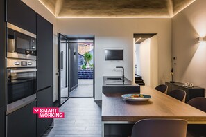 Kylskåp, mikrovågsugn, ugn och diskmaskin