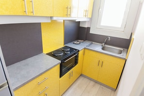 Apartamento | Cozinha privada | Geladeira grande, fogão, torradeira