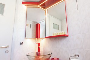 Bathroom - Charming Balcony Escape in Kipseli (Athens)