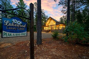A sign for Lakewood Luxury Cabins with a contact number and location.
