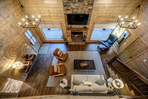 Smart TV, fireplace, video games, foosball - New! Peak-A-Boo Pines - Game Loft, Hot Tub, Fireplaces, Slide, Free Firewood! (Broken Bow)