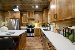 Fridge, microwave, oven, stovetop - New! Peak-A-Boo Pines - Game Loft, Hot Tub, Fireplaces, Slide, Free Firewood! (Broken Bow)