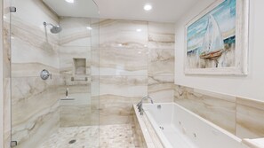 Dusche, Whirlpool, Haartrockner, Handtücher