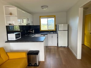 Fridge, oven, dishwasher, cookware/dishes/utensils - Cosy Tin Shack - Cheapest house in Venus Bay (Venus Bay)