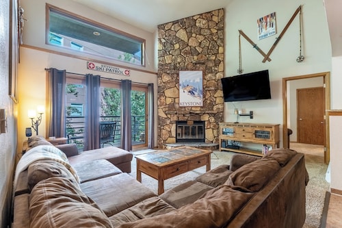 Keystone Condo Close to Mountain House Base Area w/ Shared Pool & Hot Tub!
