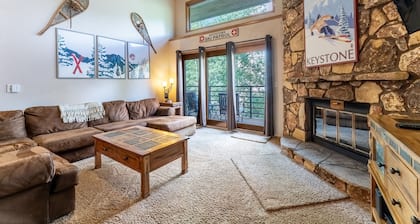 Keystone Condo Close to Mountain House Base Area w/ Shared Pool & Hot Tub!